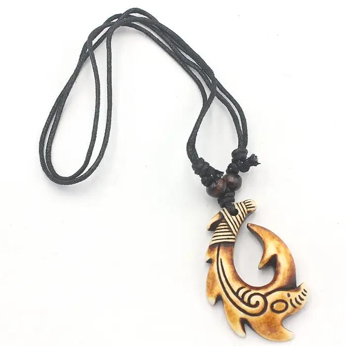 Collier à hameçon maori - Pendentif tribal sculpté en résine, 2 couleurs, bijoux unisexe pour surfeu