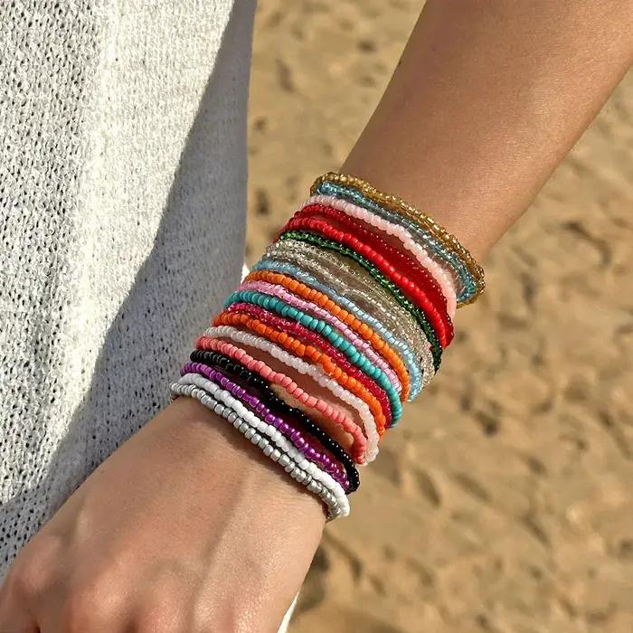 Bracelets de perles colorées bohèmes pour femmes, chaînes élastiques pour plage et occasions spéciales, style empilable et confortable, blanc, bleu, multicolore