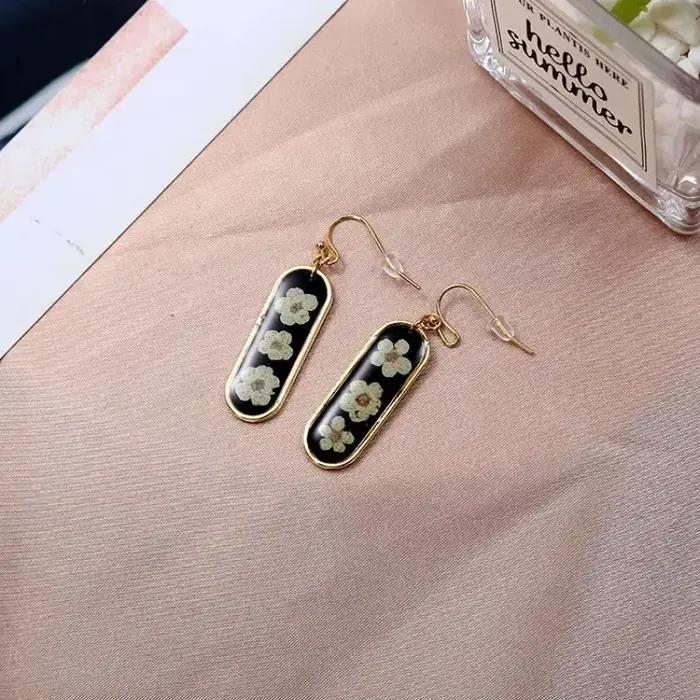Boucles d'oreilles élégantes en résine époxy avec fleurs naturelles séchées, faites à la main, géométriques, en fleurs pressées, vente en gros, personnalisables