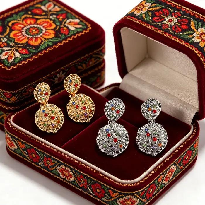Boucles d'oreilles à plusieurs niveaux en or martelé avec accents de strass multicolores, bijoux statement pour femmes occasions spéciales mariage soirées formelles