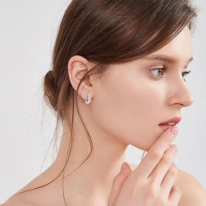Boucles d'oreilles en argent en forme de U incrustées de moissanite et de diamants double rangée