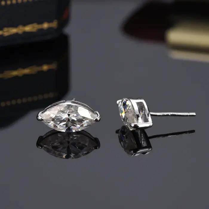 Une paire de boucles d'oreilles pour couple homme et femme en argent 925 avec moissanite marquise 1 carat
