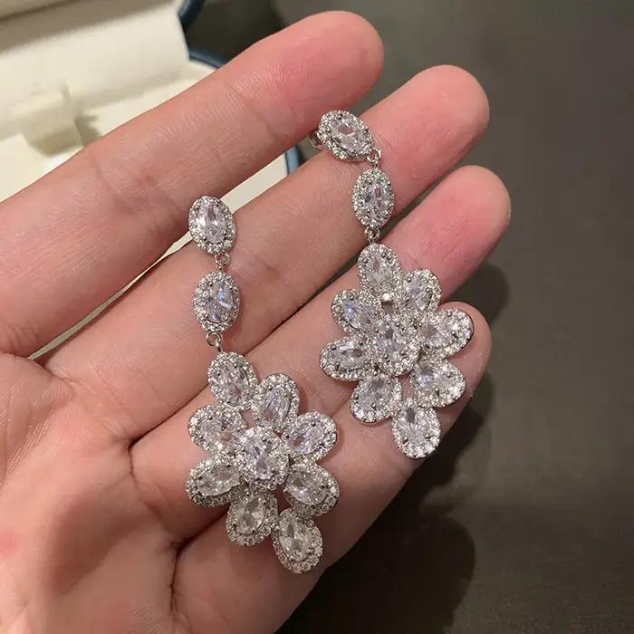 Boucles d'oreilles à fleurs éblouissantes pour femmes