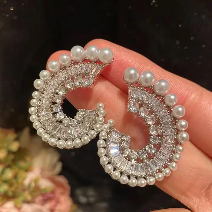 Boucles d'oreilles ondulées en perles exagérées ultra brillantes pour femmes occasions spéciales parties elegance raffinement