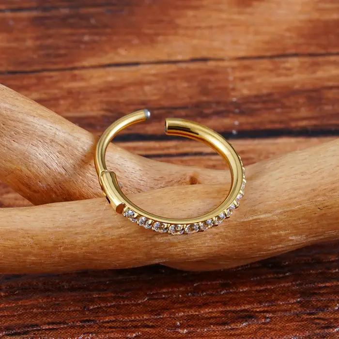 Boucle d'Oreille Huggie en Titane ASTM F136 avec Zirconium Cubique Pour Hommes Femmes Enfants Occasions Spéciales