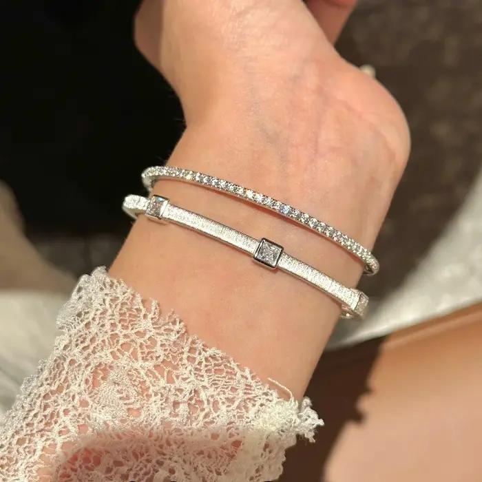 Bracelet en diamant carré brossé pour femmes