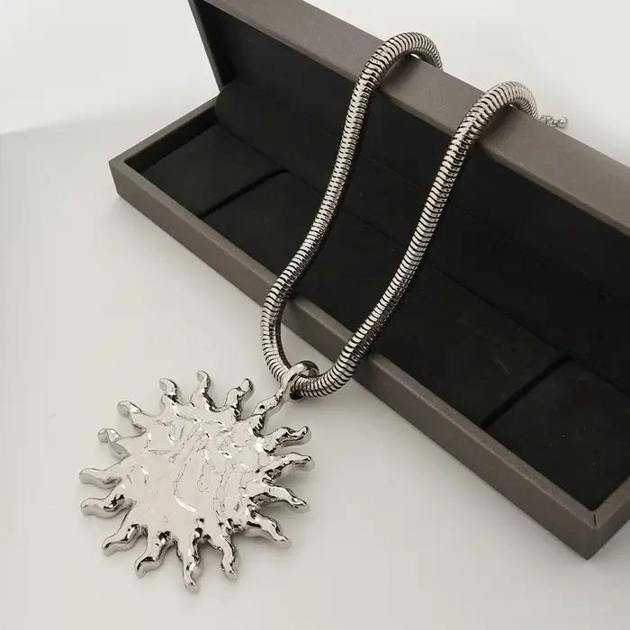 Collier pendentif soleil pour femmes