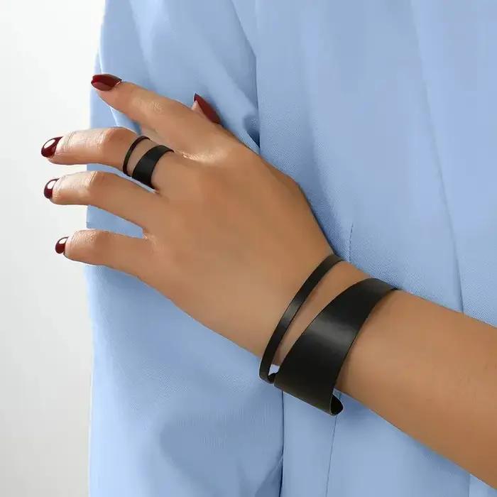 Ensemble de bagues et bracelets ouverts à large face rouge et noir