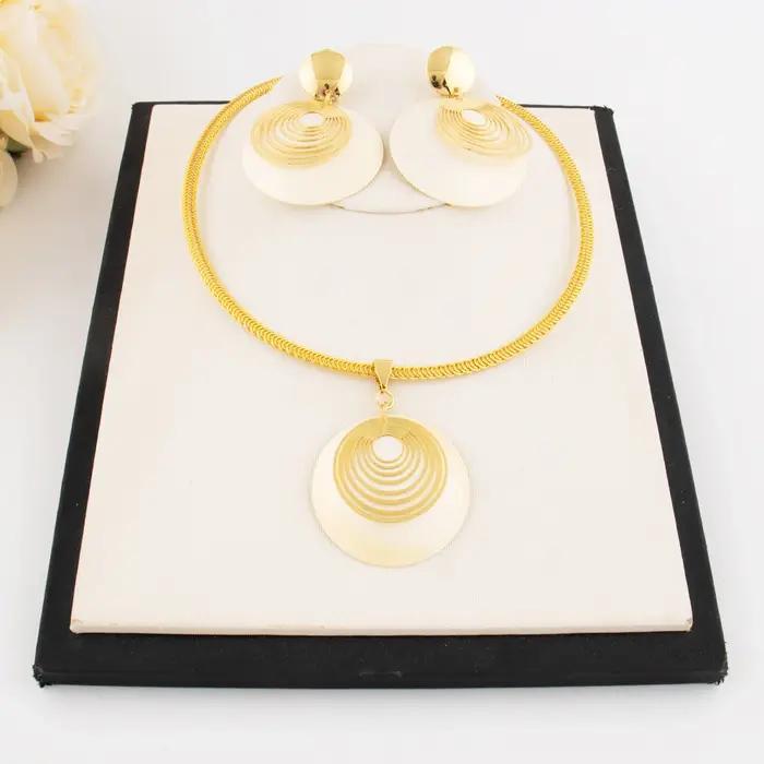 Ensemble de bijoux doré luxueux pour femmes, collier et boucles d'oreilles élégants pour mariage et cérémonies de remise de diplômes