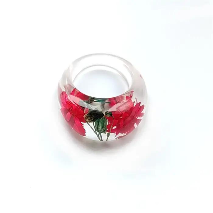 Bague en résine transparente avec de vraies fleurs