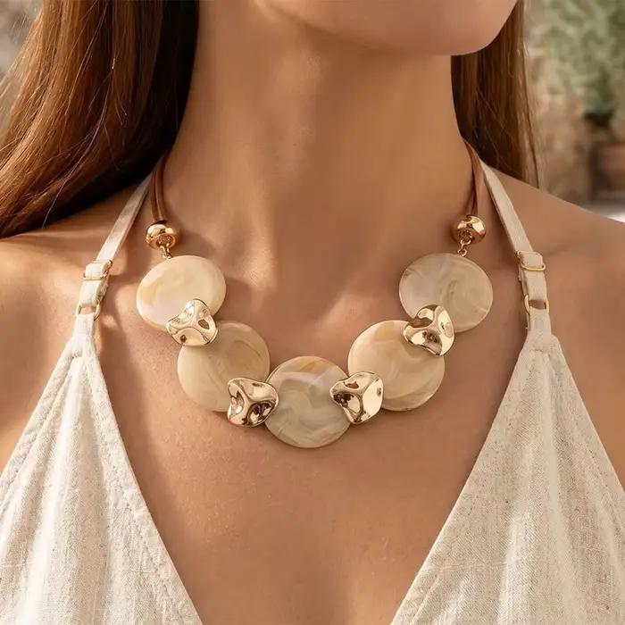 Collier bohème circulaire en acrylique avec breloques dorées pour femmes occasions spéciales usage quotidien