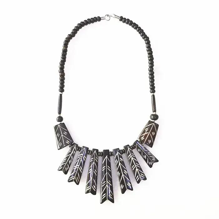 Collier Tribal tibétain fait à la main en os de bœuf sculpté pour femmes avec pendentif goutte d'eau pour occasions spéciales