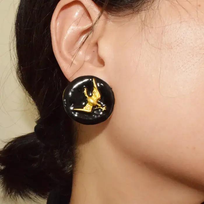 Boucles d'oreilles rondes élégantes aux motifs d'oiseaux dorés pour femmes mode et collection tendance