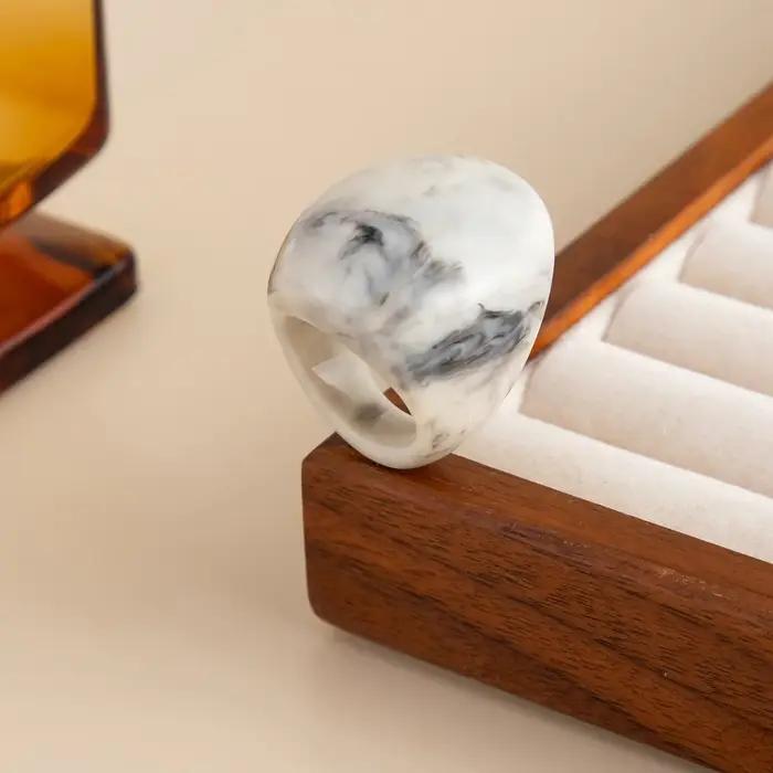 Bague de phalange surdimensionnée et audacieuse en résine multicolore