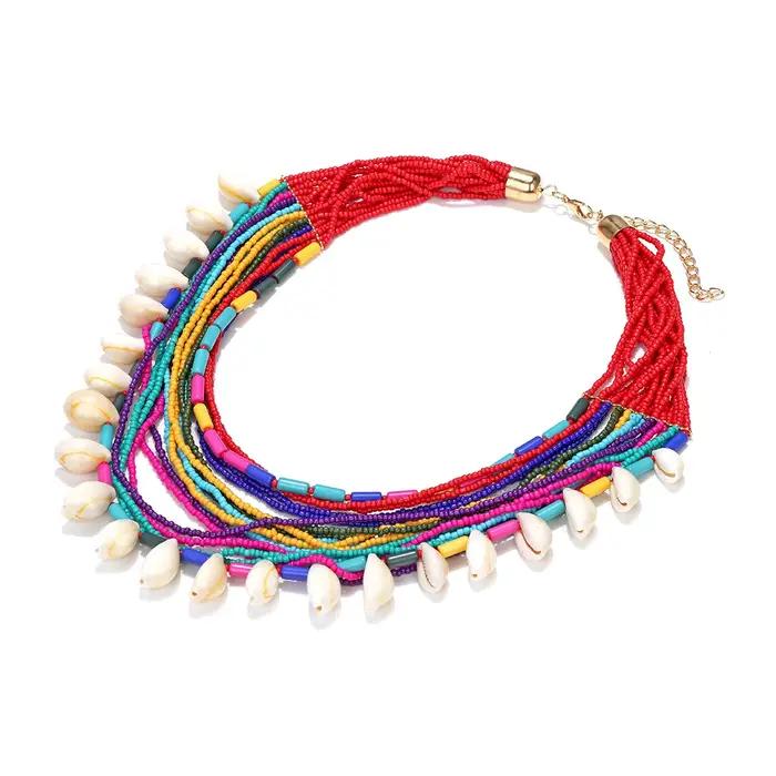 Collier artisanal multicolore en perles de rocaille avec pendentif coquillage pour femme