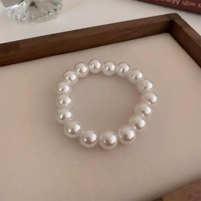 Bracelet élégant en faux perles blanches pour femmes bracelets à breloques ajustables pour mains occassions spéciales romantiques et quotidiennes