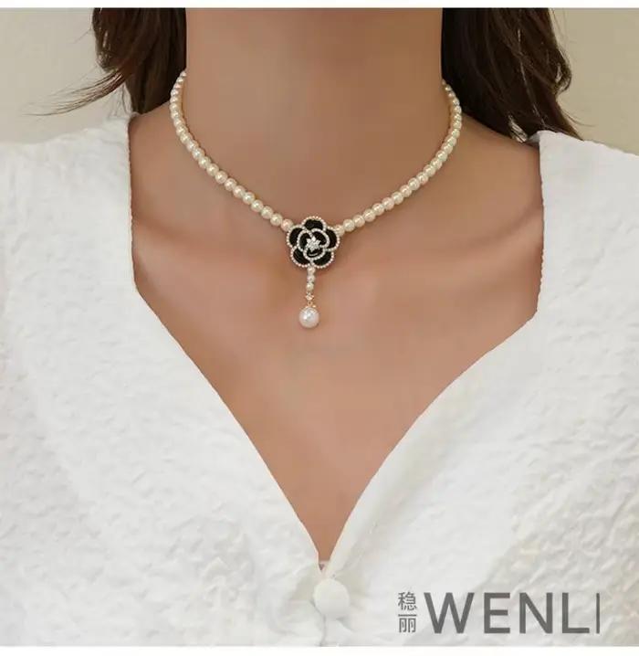 Collier classique avec pendentif en forme de fleur de camélia pour femmes