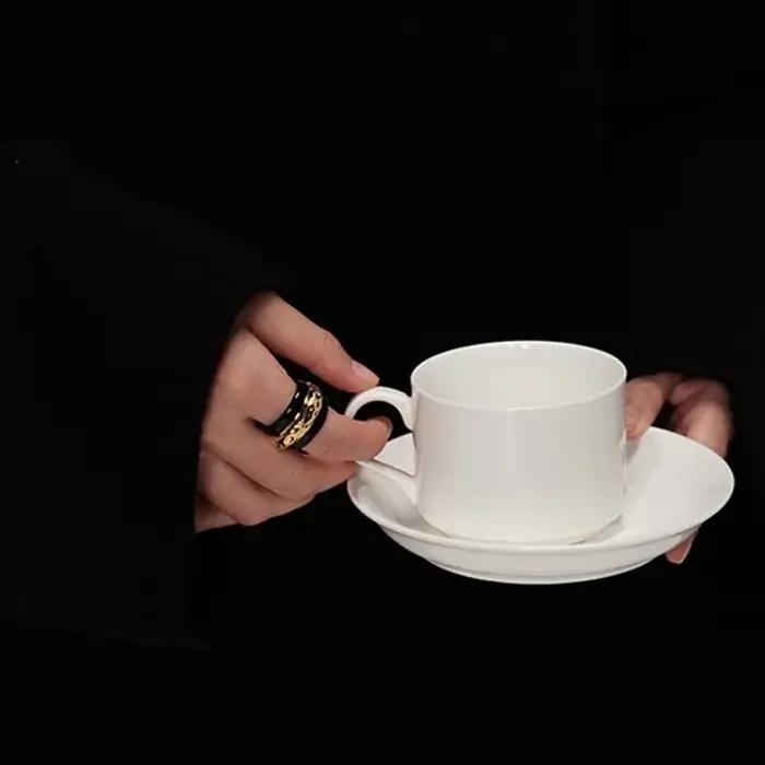 Bague en or noir pour femmes style moderne bijoux de luxe haute qualité accessoires de fête tendance occasions spéciales soirée chic mariage cérémonie galas