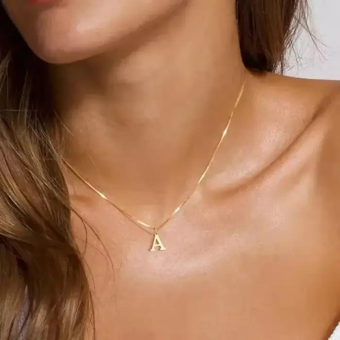 Collier initial A-Z plaqué or 18 carats avec chaîne de maillons en acier inoxydable pour femmes occasions spéciales style mode personnalisé