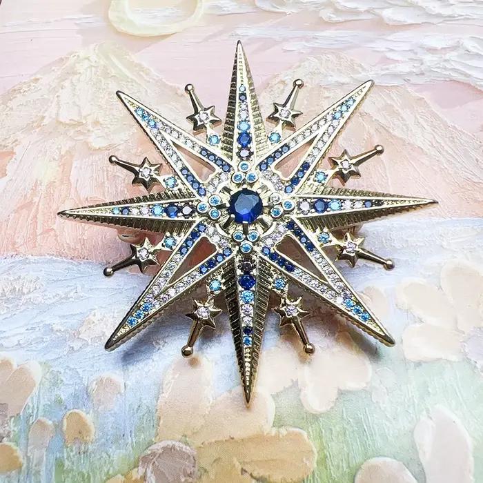 Broche plaquée or étoile royale colorée
