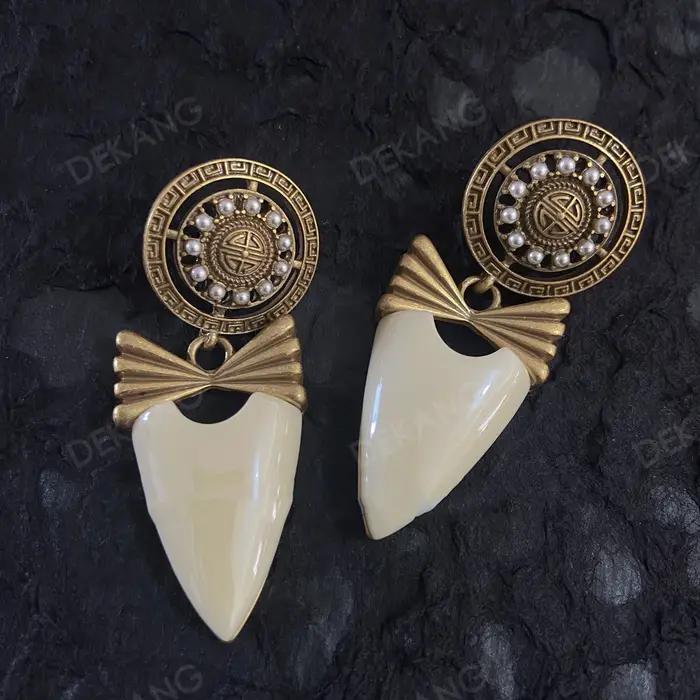 Boucles d'oreilles vintage en forme d'arc avec bouclier blanc vieilli en or ancien