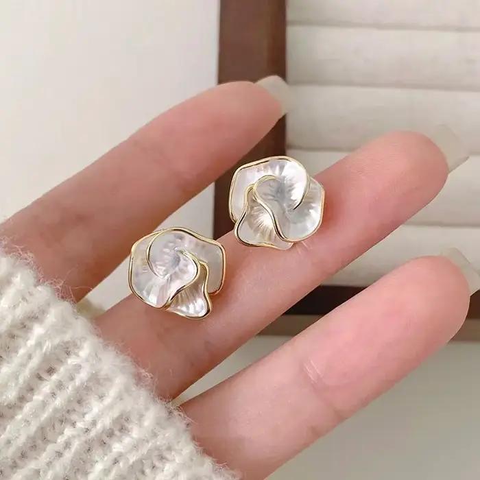 Boucles d'oreilles délicates en forme de camélia pour femmes