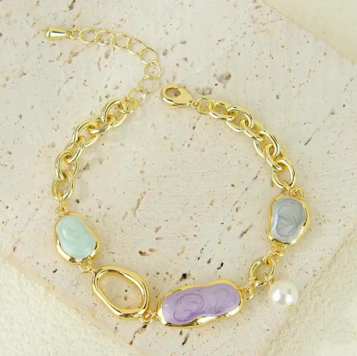 Bracelet en résine irrégulière dorée à la mode pour femmes bijoux de soirée élégants et accessoires de luxe pour occasions spéciales