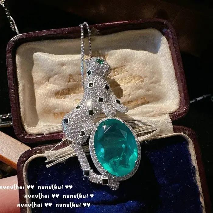 Collier pendentif léopard en pierres précieuses émeraude taillées ovales de luxe avec JOWomen