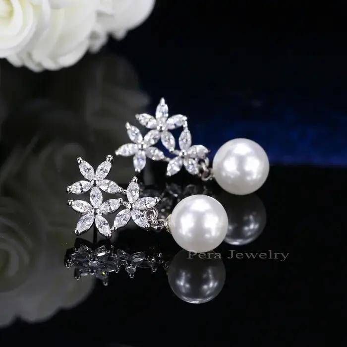 Boucles d'Oreille Pera CZ Elégantes en Argent Plaqué avec Fleurs Romantiques pour Femmes Occasions Spéciales