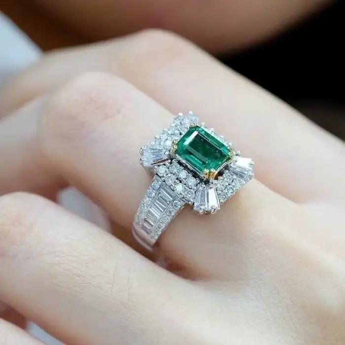 Bague de princesse carrée en émeraude et zircon de style luxueux