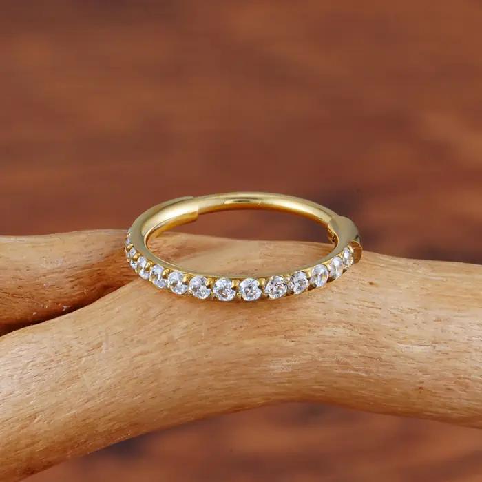 Boucle d'Oreille Huggie en Titane ASTM F136 avec Zirconium Cubique Pour Hommes Femmes Enfants Occasions Spéciales