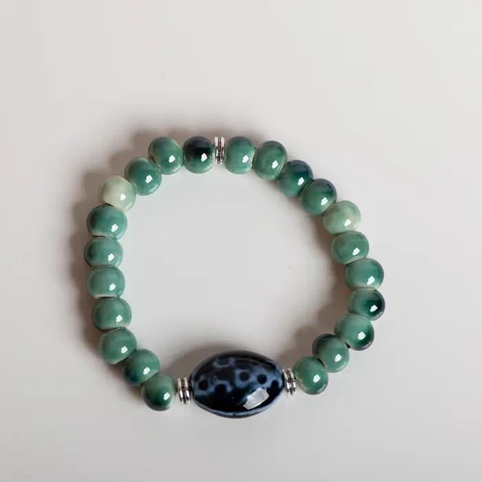Bracelet extensible en céramique vert fait à la main