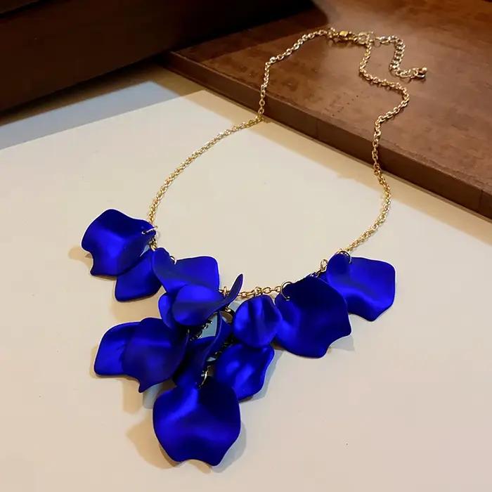 Collier à pétales colorés exagérés pour femmes, collier à fleurs à franges irrégulières, chaînes de