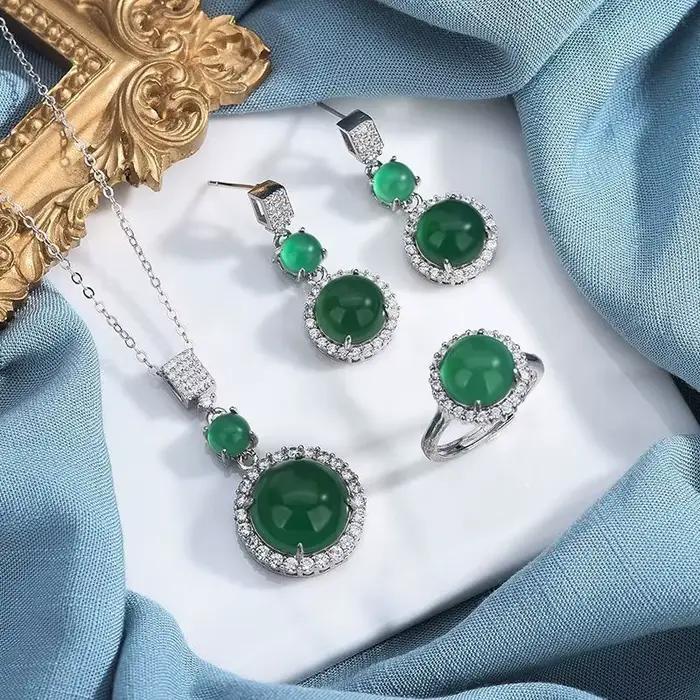 Ensemble de bijoux en pierre verte artificielle