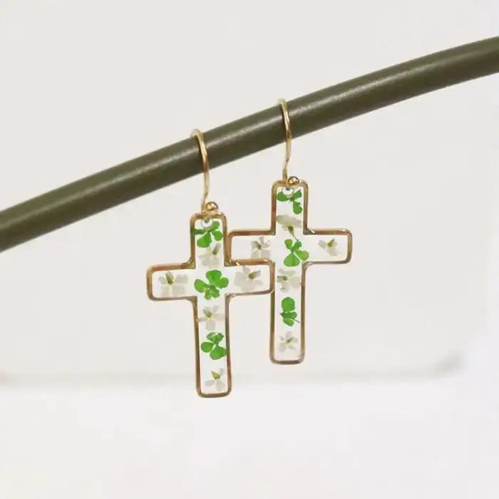 Boucles d'oreilles en résine époxy avec fleurs pressées de la série The Cross, fabrication artisanal