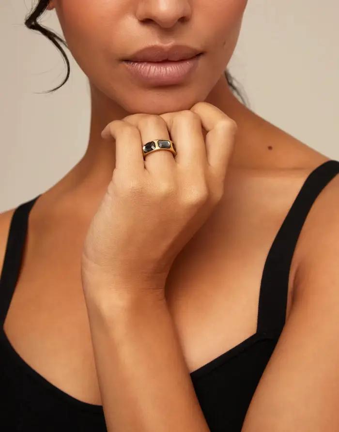 Bague incrustée de pierres précieuses de luxe élégantes