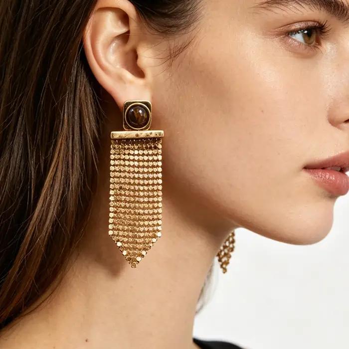 Boucles d'oreilles Art Déco martelées en maille dorée avec franges