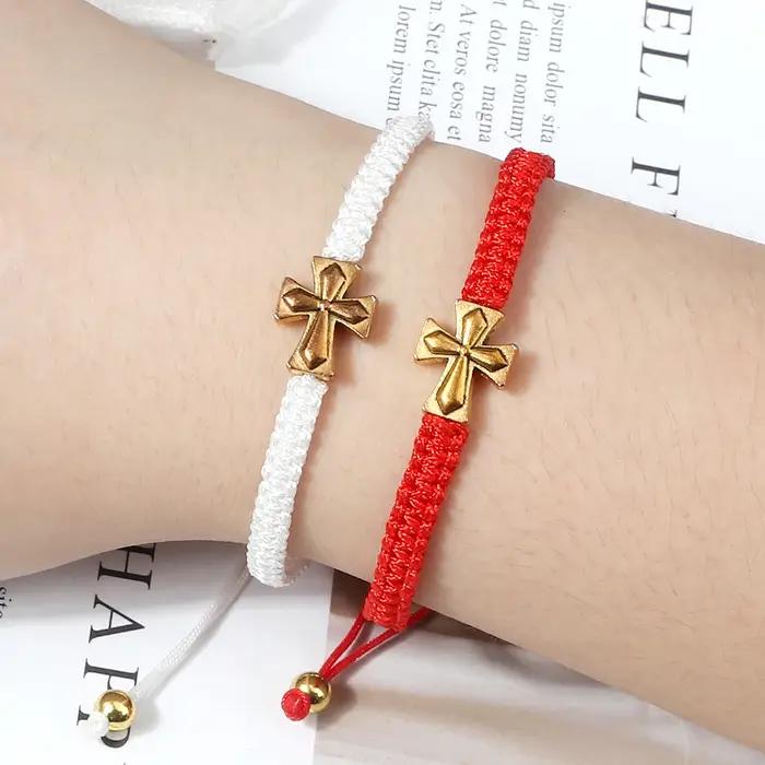 Pendentif croix doré argenté et bracelets ajustables en nylon multicolore pour homme et femme, bijou moderne et traditionnel à offrir pour couples occasions spéciales