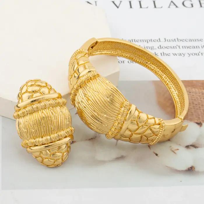 Parure de bijoux de mariée pour femme : boucles d'oreilles pendantes, collier avec pendentif, bracelet et bague couleur or pour fiançailles et fêtes