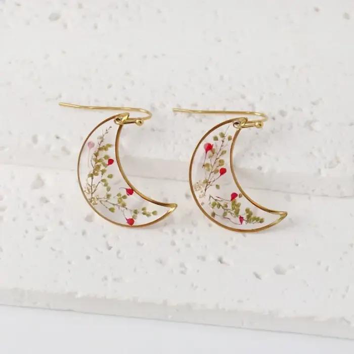 Boucles d'oreilles artisanales en résine époxy avec fleurs pressées, boucles d'oreilles lune mignonn