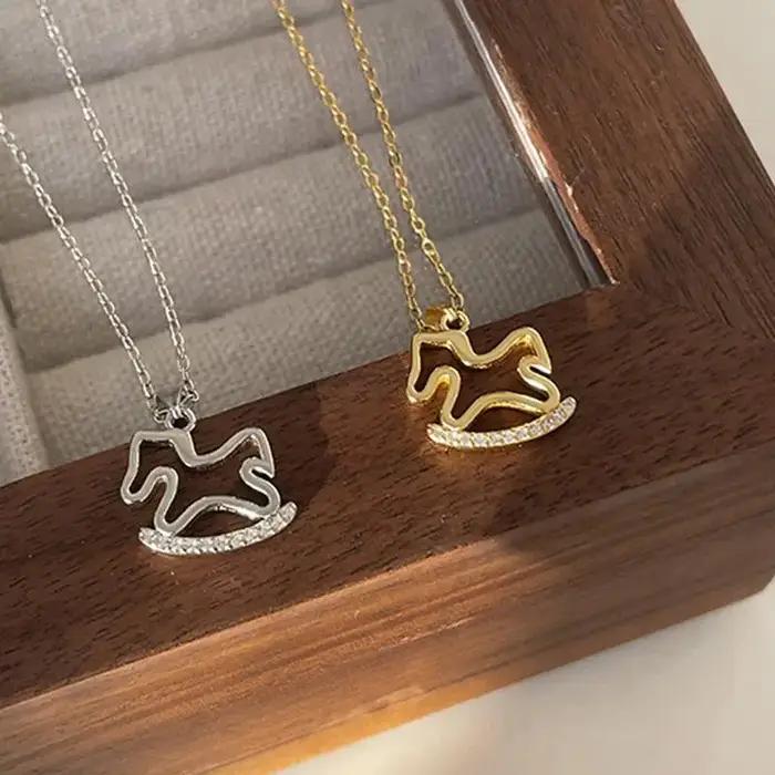 Collier cheval en acrylique épuré avec zircon pour femmes style unique et durable pour toutes occasions