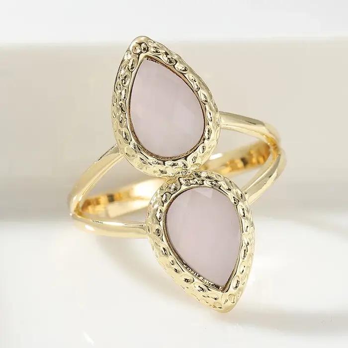 Bague classique pour femme incrustée de pierres roses
