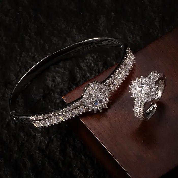 Ensemble de Bijoux Plaqués d'Or 18 Carats avec Bracelet et Bague en Cristal Tournesol Accent Baguette Occasion Spéciale Pour Femme