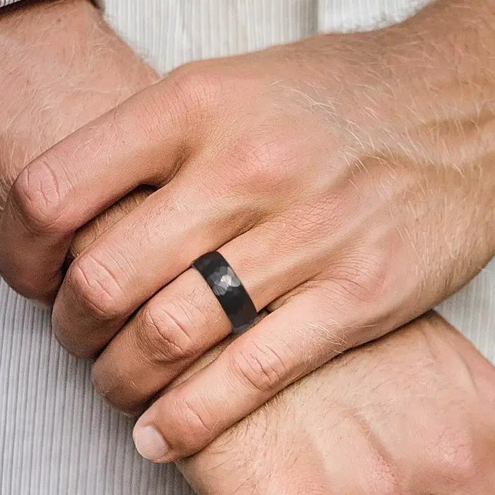 Bagues en titane multi-facettes martelées pour hommes et femmes, bague de Couple en acier inoxydable brossé noir, bijoux de fiançailles et de mariage