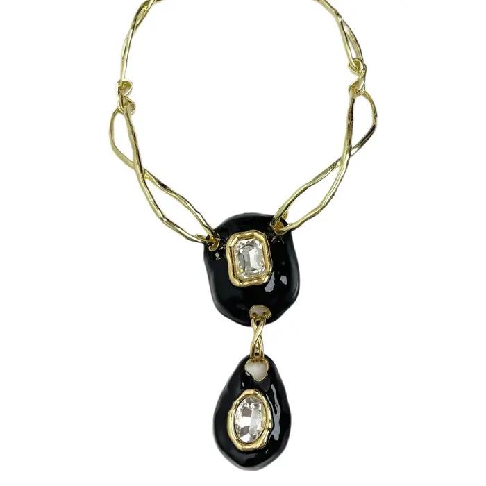 Collier ligne croisée de style rétro avec une touche de luxe discret et chaîne de clavicule pendentif en cristal haut de gamme