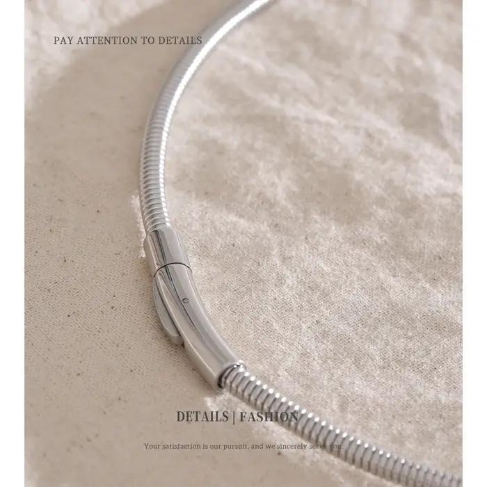 Collier en acier inoxydable avec plaque zircone cubique et plaquage or véritable pour femmes occasions spéciales et mode moderne