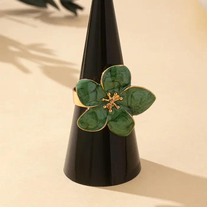 Une bague pour femme avec une technique goutte d'huile en forme de fleur