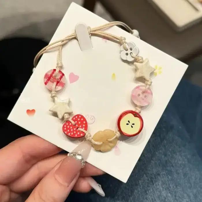 Bracelet à thème pommes sur cordon marron pour filles