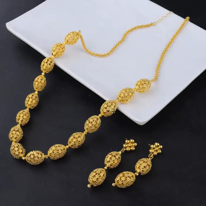 Ensemble de collier, boucles d'oreilles et bagues pour femmes