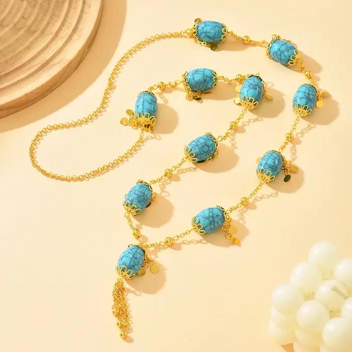Un collier pendentif ovale bleu de style ethnique